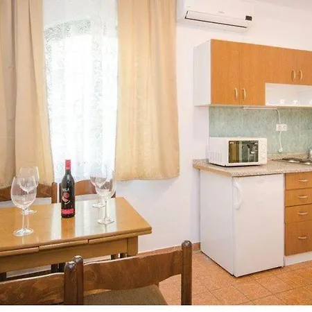 Iovo - Basic Two Bedroom A3 Apartment Trogir